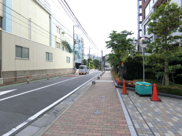目白ガーデニアアプローチ1｜坂を下りたところに「高南小学校」があります。