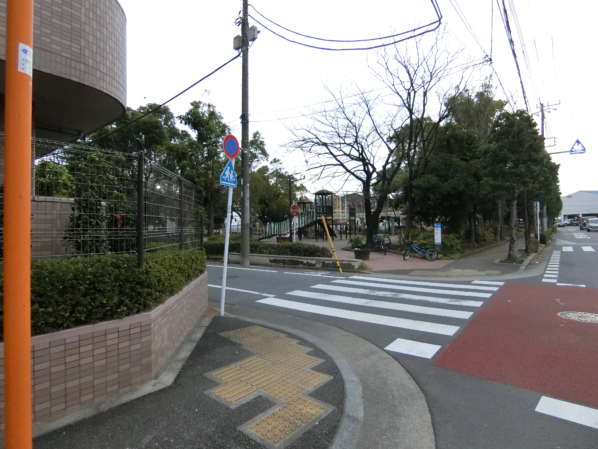 ライオンズマンション篠崎八石公園外観・共用部7｜八石公園に道路を隔てて隣接しています。