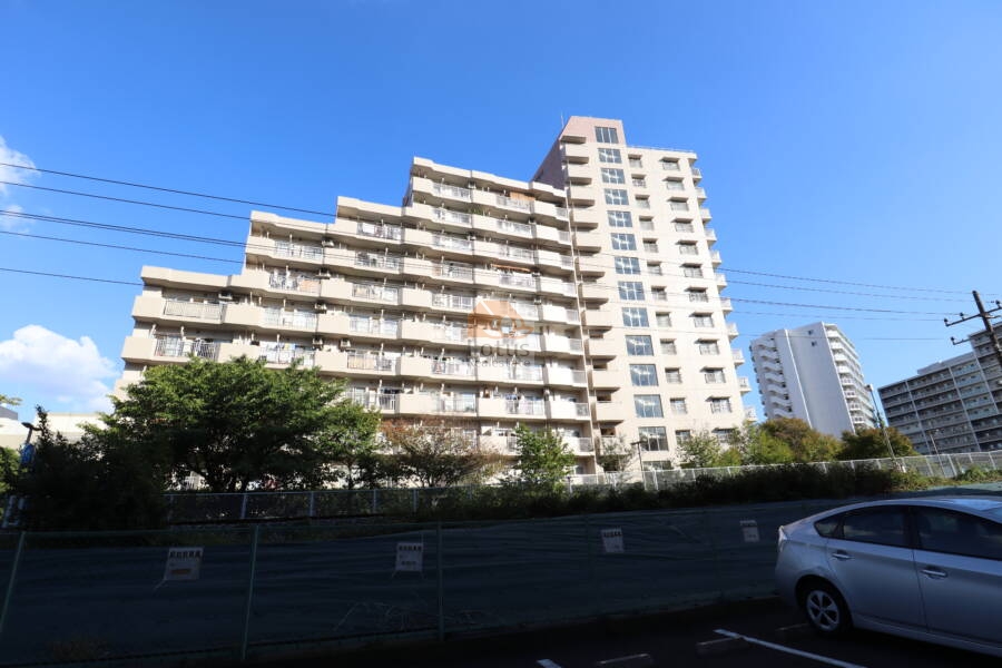 コープ南砂外観2｜西側にはＪＲの貨物線の線路がありますが、１日に１～数回運行する程度で静かです。