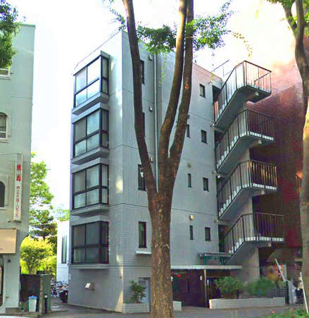 ＯＬＩＯ上北沢外観１｜ＯＬＩＯ上北沢は平成９年築の５階建てマンションです。南側は大通りに面していますが、北側・エントランス側は細長い玉川上水第二公園の緑道に面しています。