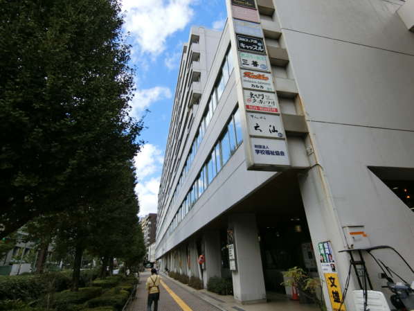 朝日関口マンションアプローチ2｜新目白通り沿いに西に進むとすぐ、郵便局などが入る複合ビルを通り過ぎます。