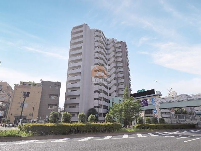 ヴィーナ・パルテール外観１ (1)｜ヴィーナパルテールは山手通りに沿って立地しており、交通の便が良い一方で、騒音が少し気になるかもしれません。