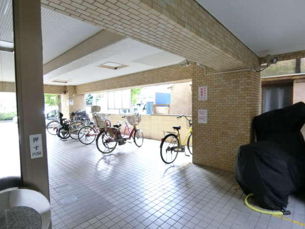 朝日関口マンション外観・共用部2｜駐輪場はエントランスアプローチにあります。