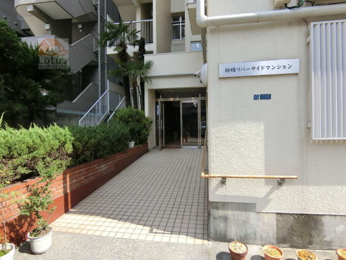 柳橋リバーサイド外観共用部3｜奥行きのあるエントランスアプローチです。