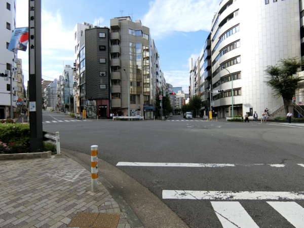 メゾン代官山アプローチ（恵比寿側）4｜商店街を北進すると恵比寿１丁目西交差点に出ますから、こまでくるともう少しです。