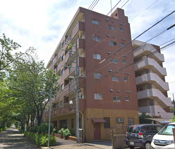 西ヶ丘サニーハイツ外観｜西ヶ丘サニーハイツは６階建てのマンションです。マンション前は桜並木になっています。