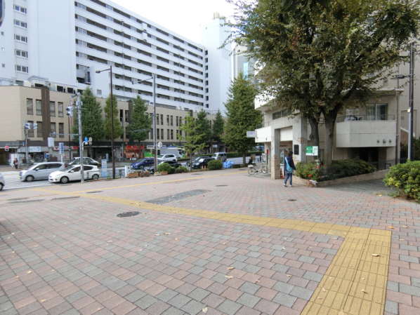 朝日関口マンションアプローチ1｜１ａ出口は大きな交差点の前です。目の前には交番があります。日々の暮らしも安心だと思います。