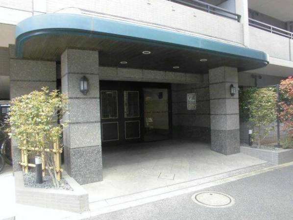 クレストフォルム高井戸南エントランス｜エントランス前には東八道路、首都高があります。
