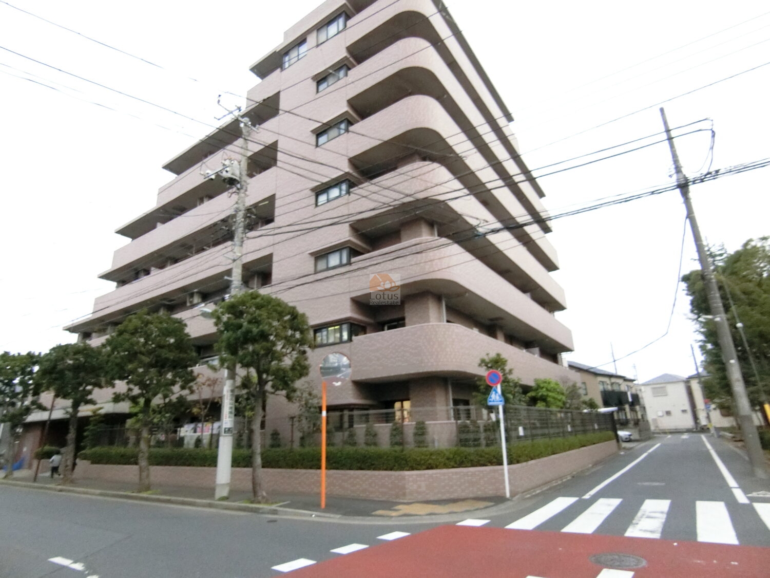 公園の前に立つ外観は、落ち着いた色味のタイルとゆるやかな稜線のファサードが印象的です。植栽がしっかりと整えられていて、街の通りに自然な陰影を作っています。周囲の住宅街との距離感もちょうど良く、穏やかな住環境が感じられます。ライオンズマンション篠崎八石公園は、平成9年築、7階建てのマンションです。