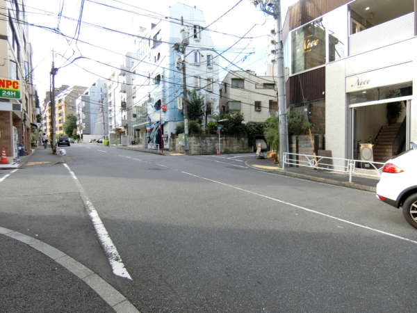 メゾン代官山アプローチ（恵比寿側）6｜すぐ路地を右折します。