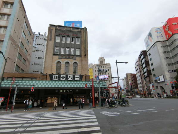 デューク浅草アプローチ3｜デューク浅草の最寄り駅は浅草です。観光地としても著名です。写真は銀座線・スカイツリーライン浅草駅の周辺です。電気ブランで有名な神谷バーが見えますね。