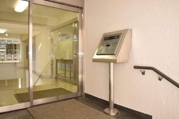 ライオンズマンション南平台2｜ライオンズマンション南平台はオートロック付きです。階段を上がった２階部分にあります。エントランスは適切に管理され、明るい造りとなっています。