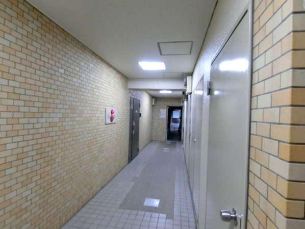 朝日関口マンション外観・共用部1｜エレベータホール前の様子です。古い建物ではありますが（新耐震）、整然とした様子がうかがえます。