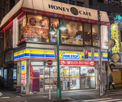 ミニストップ 新大久保駅東口店｜「ミニストップ 新大久保駅東口店」まで徒歩２分です。大久保通り沿いにあります。