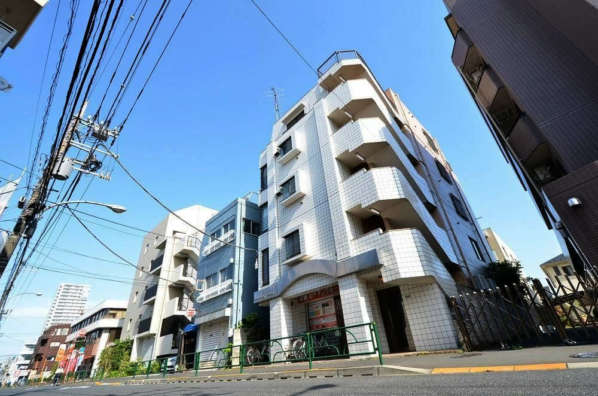 第２２前島サンホワイトマンション外観｜第２２前島サンホワイトマンションは５階建てです。エレベーターはありません。富士街道沿いにあります。