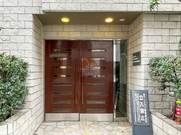 ラグジュアリーアパートメント東日本橋エントランス２｜都営新宿線「馬喰横山」駅、都営浅草線「東日本橋」駅など複数の駅路線が利用でき、利便性のより立地です。