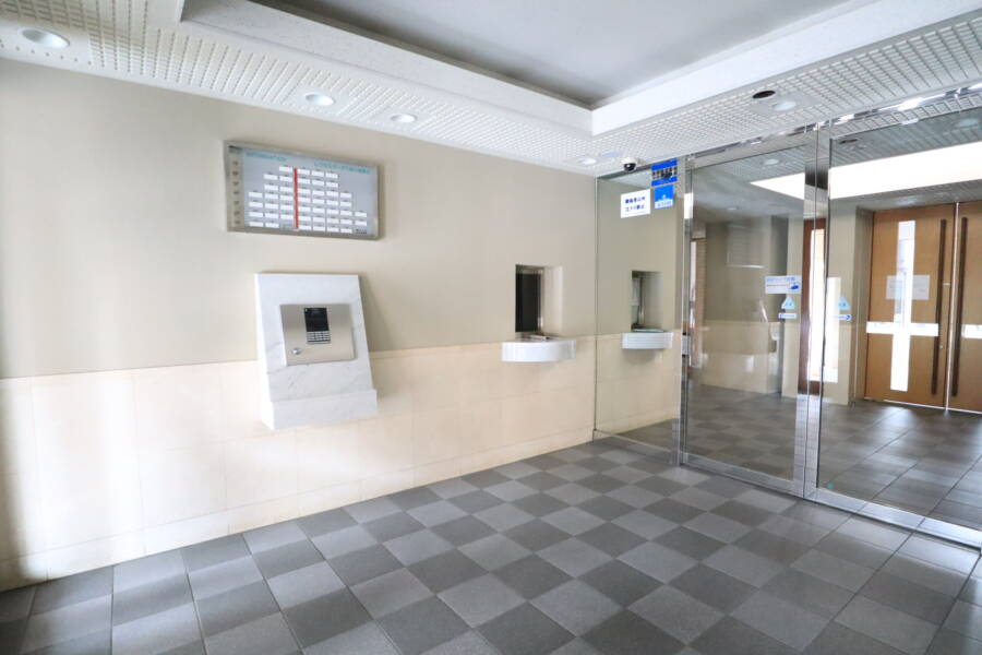 レクセルガーデン新小岩第２共用部1｜内部には広々とした風除室があり、管理人さんの目も届いています。郵便受けと宅配ボックスが整然と配置されています。オートロックもありますので、セキュリティも良好で、安心できるかと思います。