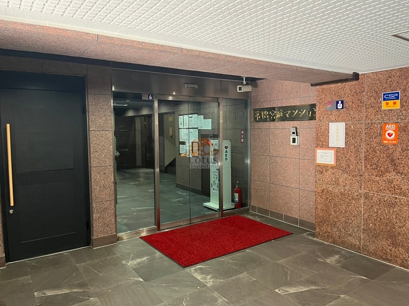 第１８宮庭マンションエントランス２｜エントランスは夜間オートロックになります。防犯カメラもあります。