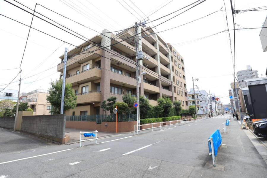 レクセルガーデン新小岩第２外観3｜建物の周囲には歩道が整備されており、視認性も高く、安全で快適なアクセスが可能です。なかなかいい区画だと思います。
