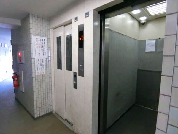 シャンボール北新宿外観共用部5｜エレベータは２機。十分な配置量だと思います。