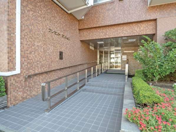クレセントマンションエントランス｜エントランスにはスロープがついています。