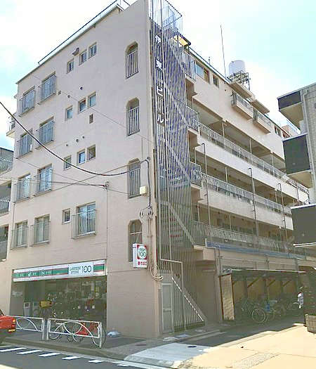 伊東ビル外観｜伊東ビルは５階建てのマンションです。１階にローソン100があります。「浅草」駅から徒歩７分、「本所吾妻橋」駅から徒歩８分、下町情緒あるエリアです。