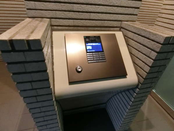 ライオンズマンション篠崎八石公園外観・共用部11｜エントランスはオートロックです。