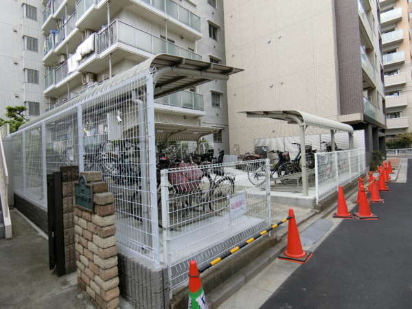 亀戸天神リリエンハイム外観共用部4｜駐輪場の様子です。