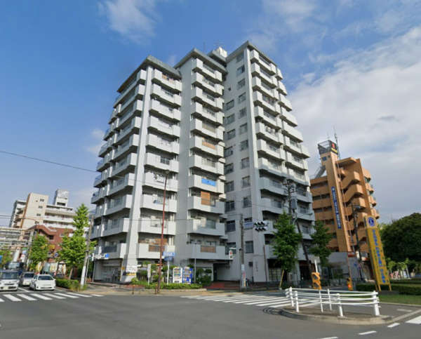 グランヴィラ綾瀬外観１｜グランヴィラ綾瀬は昭和５０年築、13階建てのマンションです。環七通りと川の手通りの角地に位置します。千代田線「北綾瀬」駅から近くて便利です。