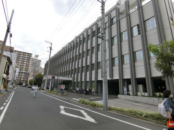 亀戸天神リリエンハイムアプローチ2-2｜ＧＨマンションのはす向かいにある「本所警察署」の建物です。庁舎は大通りからは一本入った場所にあります。