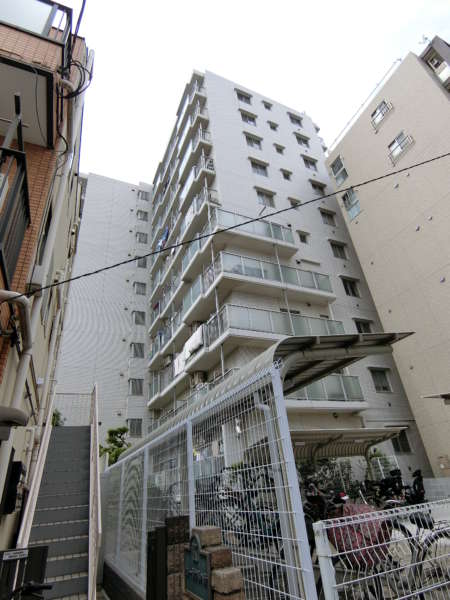 亀戸天神リリエンハイム外観共用部3｜建物の西側の様子。一部の敷地を利用して駐輪場があります。