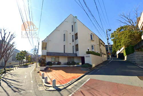 市ヶ谷外濠アーバンライフ外観３｜市ヶ谷外濠アーバンライフは昭和５２年築、５階建てのマンションです。外堀通りから少し坂を登った高台のマンションです。