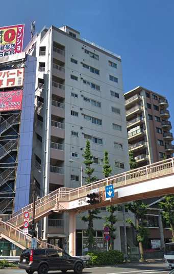 パラシオン高円寺は１３階建て、青梅街道と環七通りの交差する位置にあります。丸ノ内線「東高円寺」駅から徒歩４分、「新高円寺」駅からは徒歩７分と好アクセスです。