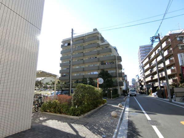 CIMG7082｜ベランダ面は駐車場を挟んでます。大型賃貸マンションの駐車場のようですね。
