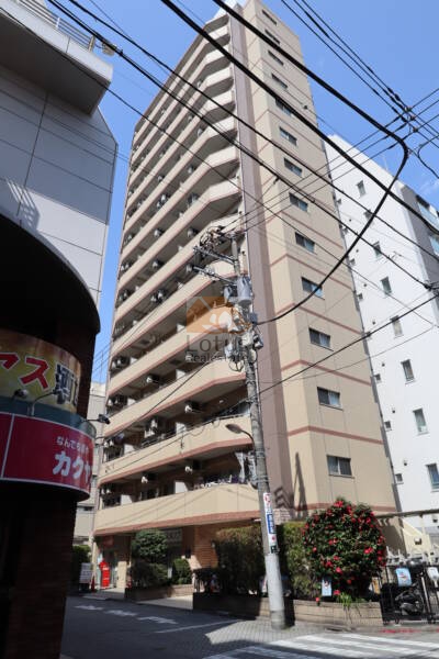 センチュリー巣鴨外観1｜センチュリー巣鴨は、ＪＲ巣鴨駅の北口からでて徒歩2分に立地し、周辺は飲食店が多く、繁華街に位置します