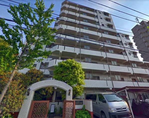 レインボー石神井公園外観３｜外壁タイル貼りのマンションです。目白通り沿いにありますが、バルコニーは反対側の南向きで日当たり良好です。