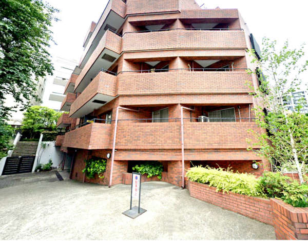 メゾン代官山外観２｜メゾン代官山は昭和５７年築、６階建てのマンションです。周辺はいかにも代官山らしい雰囲気の住宅地です。角地です。