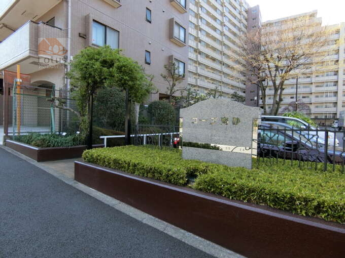 コープ南砂外観・共用部2｜敷地の入り口は明治通りに面しており、大規模マンションにふさわしい設えになっています。