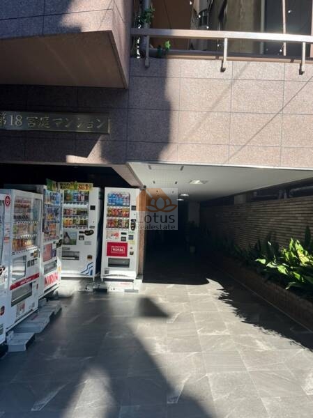 第１８宮庭マンションエントランス１｜アプローチに自販機が複数あります。
