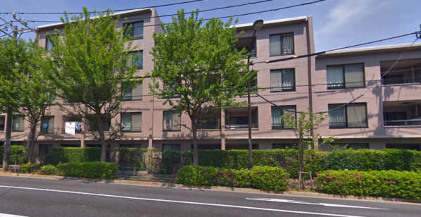 井草パークハウス外観｜南側は新青梅街道に面していて日当たりは良好です。近くには公園が点在し斜向かいには井草公園があります。