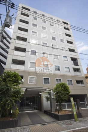 ユニーブル池袋リノヴァスの外観。地上10階建ての直線的なファサードが印象的で、シンプルかつ都会的なデザインが目を引きます。植栽も整えられ、清潔感のある佇まいです。ユニーブル池袋リ・ノヴァスは、平成14年築、10階建てのマンションです。