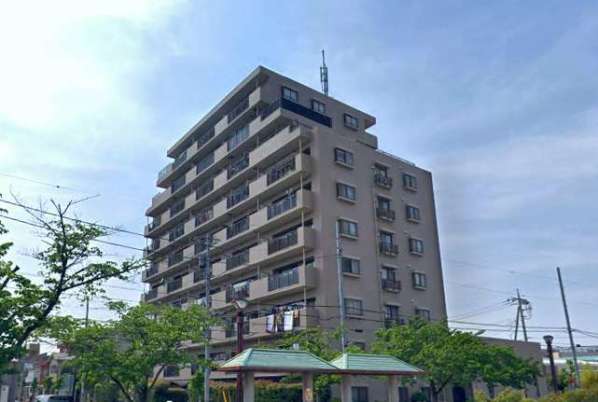 ハイホ－ム亀有外観｜ハイホ－ム亀有は平成８年築の１０階建てのマンションです。近隣には小学校、図書館、スーパーなどがあり生活しやすい場所です。