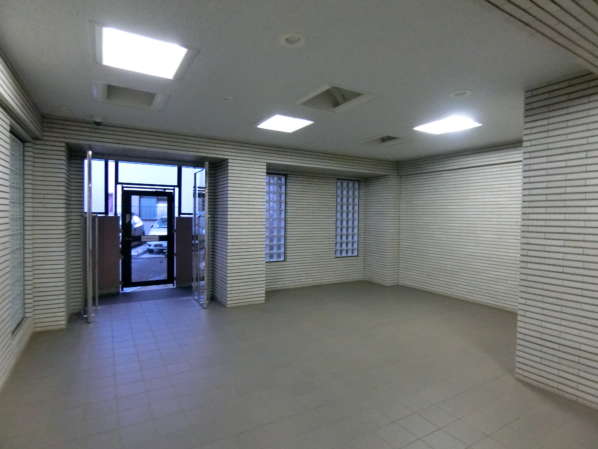 ライオンズマンション篠崎八石公園外観・共用部1｜エントランスホール。広々とした造りです。
