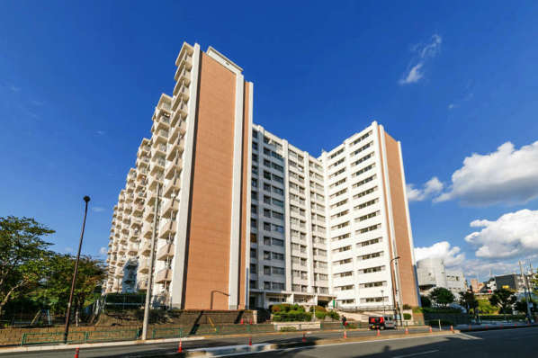 高田馬場住宅外観１｜高田馬場住宅は１４階建てのマンションです。総戸数３６０戸のビッグコミュニティです。高田馬場駅、目白駅が徒歩圏内です。