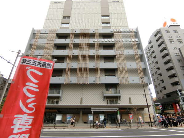 デューク浅草アプローチ9｜「二天門交差点」の前、貿易センター台東館雅見えると物件はもうすぐです。