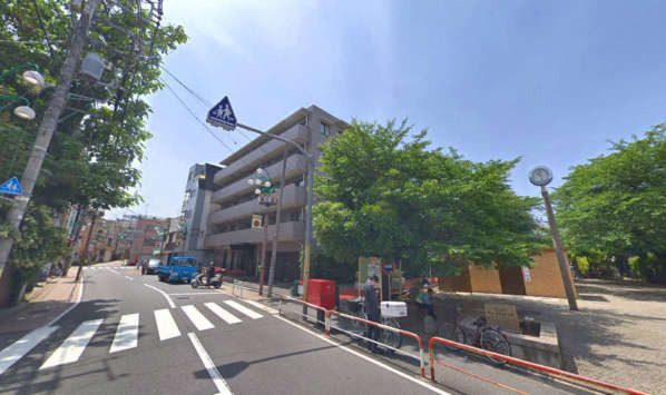 ライオンズガーデン幡ヶ谷外観４｜ライオンズガーデン幡ヶ谷は「幡ヶ谷」駅から徒歩８分、６号坂商店街を抜けた住宅地にあります。隣に幡ヶ谷新道公園があり西側のお部屋からは公園の緑がみえます。