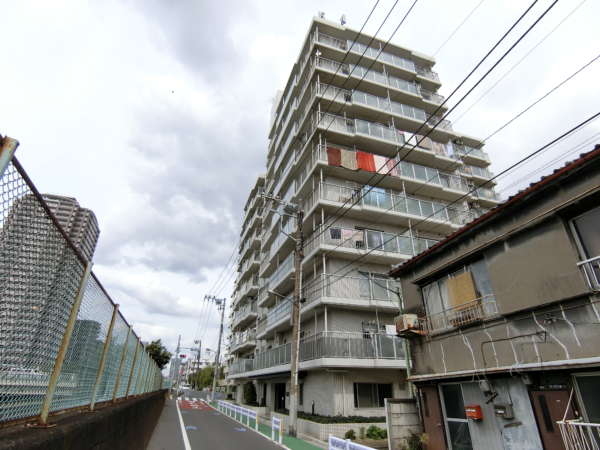 亀戸天神リリエンハイム外観共用部9｜亀戸天神リリエンハイムは横十間川前に建つ１０階建てのリバーサイドマンションです。前面が川のため日当たりも良好です。
