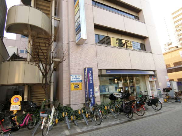 大島シャスターマンションアプローチ5｜駅出口の隣にはみずほ銀行もあります。