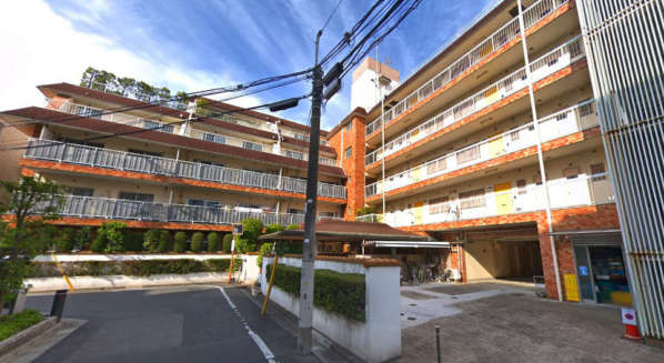 近鉄ハイツ新宿外観２｜近鉄ハイツ新宿は昭和50年築、5階建てのマンションです。周辺には区立余丁町小学校や総務省庁舎などがあり、静かな住環境です。