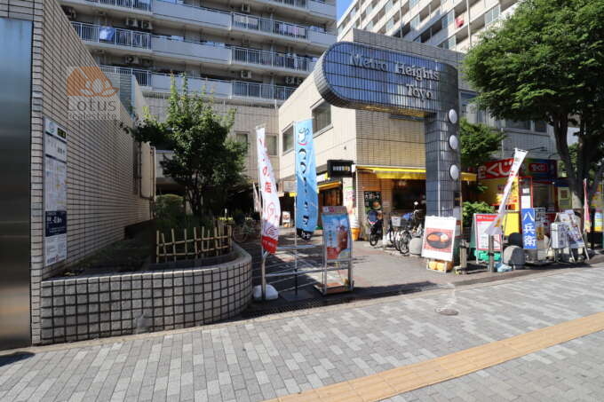 メトロハイツ東陽共用部1｜エントランス手前は店舗スペースです。ドトールコーヒーなどが出店しています。